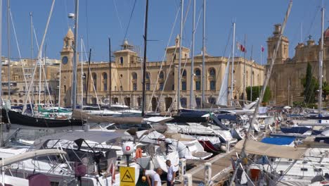 Birgu,-Malta---Oktober-2019:-Vittoriosa-Yachthafen-Im-Grand-Harbour-Und-In-Der-Skyline-Der-Stadt,-Schwenkaufnahme-In-4k