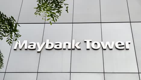 Primer-Plano-Que-Captura-La-Señalización-Exterior-Del-Edificio-De-La-Importante-Torre-Maybank-De-Banca-Financiera-De-Malasia-En-El-Distrito-Cívico-Del-Centro-De-Singapur