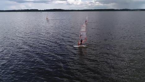 Windsurf-Meisterschaft-Auf-Dem-Lake-Burtnieks,-Luftaufnahme