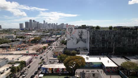 Aerial-view-towards-an-art-wall,-in-sunny-Wynwood,-USA---approaching,-drone-shot