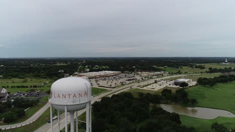 Dies-Ist-Eine-Statische-Luftaufnahme-Des-Lantana-Wasserturms-Und-Des-Einkaufsviertels-In-Lantana,-Texas