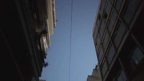 Vista-Superior-Del-Edificio-Desde-El-Interior-De-Un-Automóvil-En-El-Centro-De-La-Ciudad-De-Atenas,-Vista-Del-Cielo-Arquitectura-Griega-Edificio-Exterior-Paseo-En-Automóvil-Urbano