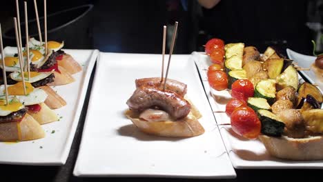 Tapas,-Sándwiches-Tradicionales-Españoles,-Entrantes-En-Una-Cafetería-De-Barcelona.