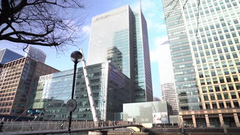 South-Quay-Footbridge-in-Canary-Wharf,-subway,-London,-England,-wide-shot