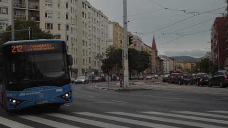 Ein-Blick-Auf-Die-József-Irinyi-Straße,-Ein-Bus-Kommt-Mit-Hoher-Geschwindigkeit-An,-Ungarn