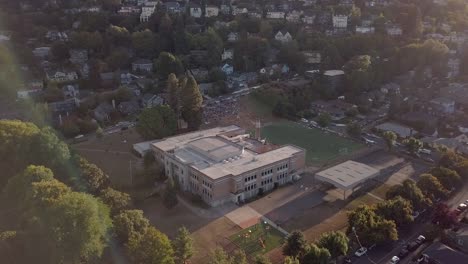 Gente-Reunida-Para-Ver-Swiffs-En-La-Escuela-Primaria-Chapman-En-El-Noroeste-De-Portland.