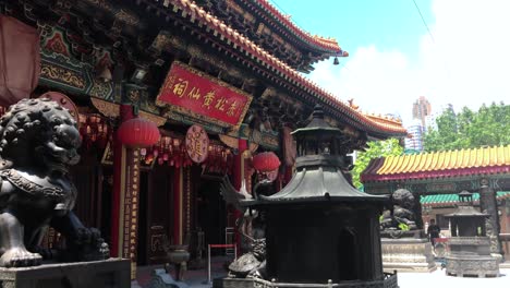 Toma-Inclinada-Hacia-Abajo-Del-Templo-De-Wong-Tai-Sin-En-Hong-Kong.