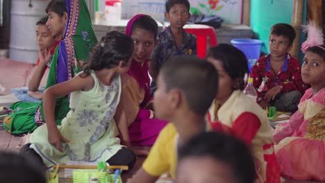 Un-Grupo-De-Niños-Pobres-Leyendo-En-Una-Escuela-De-Bangladesh.