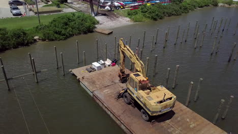 Luftaufnahme,-Schwere-Maschinen-Auf-Einem-Ponton,-Der-Auf-Dem-Fluss-Schwimmt,-Für-Den-Bau-Eines-Docks