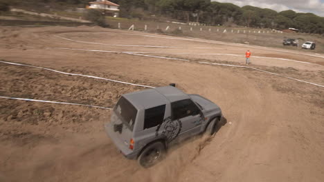 Cámara-FPV-Dinámica-En-La-Acción-De-Un-Polvoriento-Campo-De-Carreras-De-Arena-Todoterreno.