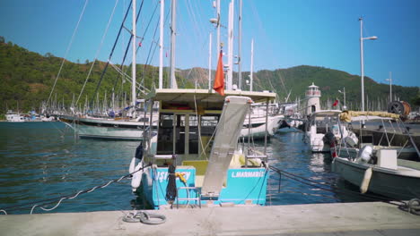 Esta-Toma-Muestra-Una-Vista-Del-Puerto-De-Marmaris-Con-Un-Telón-De-Fondo-De-Montañas-Cubiertas-De-Pinos.