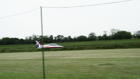 Ferngesteuerter-Modelljet-Landet-Sanft-Auf-Der-Landebahn