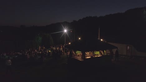 Punto-De-Interés-Aéreo-Filmado-Alrededor-De-Un-Evento-De-Boda-Durante-La-Noche