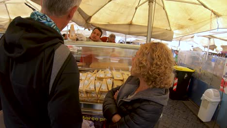 Walk-through-a-colorful-and-busy-market-in-Rome,-Italy