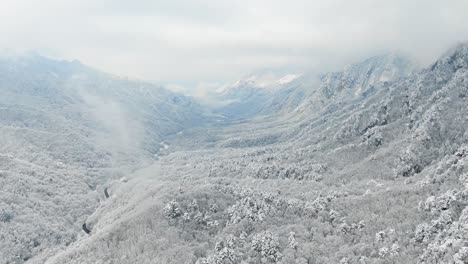 Schneebedeckte-Berge-Mit-Drohnen-Seoraksan,-Südkorea