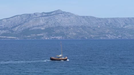 Schiff-Segelt-An-Einem-Heißen,-Sonnigen-Tag-Auf-Dem-Ruhigen-Blauen-Meer-Und-Ein-Schwarm-Möwen-Fliegt-Darüber