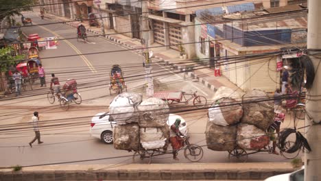 La-Vida-Cotidiana-En-Bangladesh.-Rickshaws-Que-Transportan-Carga-Pesada