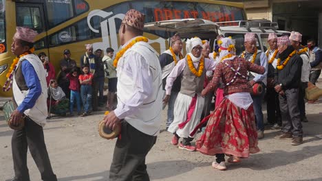 Ein-Religiöses-Fest-In-Kathmandu,-Nepal,-Voller-Freude-Mit-Menschen,-Die-Auf-Den-Straßen-Tanzen---Mittlere-Aufnahme