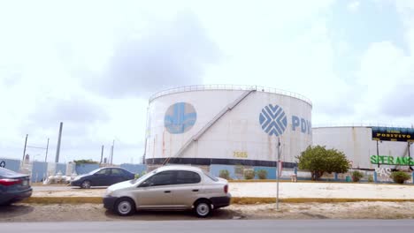 Fahrt-An-Der-Raffinerie-Auf-Der-Insel-Curaçao-Vorbei-Refineria-Isla-Curaçao---PDVSA