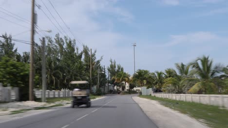 Toma-De-Hiperlapso-Filmada-Desde-El-Asiento-Trasero-De-Un-Carrito-De-Golf-En-Bimini,-Bahamas.