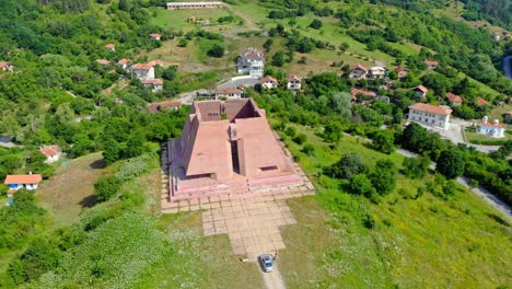 Luftaufnahme-Des-Memorial-Pantheon-Mutter-Bulgarien-In-Der-Nähe-Von-Gurgulyat-Nach-Dem-Serbisch-bulgarischen-Krieg