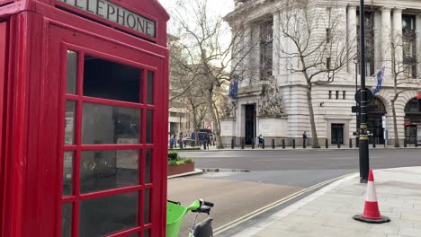 Schwarzes-Taxi-Und-Rote-Telefonzelle-In-London