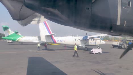 Inlandsflugzeuge-Von-Nepal-Airlines-Bereiten-Sich-Auf-Den-Bergflug-Zum-Flughafen-Lukla-Vor