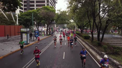 Vista-Por-Drones-De-Una-Calle-Polaca-Llena-De-Corredores-Durante-El-Maratón-De-La-Ciudad-De-México-De-2022.