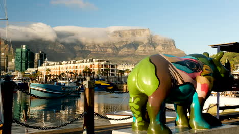 Bootsfahrt-Aus-Dem-Hafen-Von-Kapstadt,-Blick-Auf-Den-Tafelberg