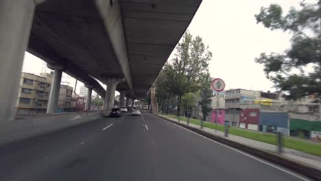 Hiperlapso-De-Un-Auto-Conduciendo-Por-Una-De-Las-Avenidas-Más-Importantes-De-La-Ciudad-De-México-Que-Tiene-Un-Segundo-Nivel-Elevado-En-La-Parte-Superior