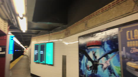 Print-Plakate-Und-Digitale-Monitor-Werbung-Sitzen-Nebeneinander-Auf-23-Street-U-Bahn-Plattform