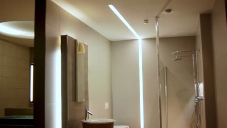 Toma-Amplia-De-Un-Baño-Moderno-Con-Una-Luz-LED-única.