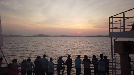 Pasajeros-Contemplando-La-Puesta-De-Sol-Sobre-La-Bahía-De-Bengala-A-Bordo-Del-Barco-En-Ruta-A-Port-Blair,-Islas-Andaman,-India