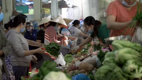 Los-Lugareños-Comprando-Algunos-Productos-Frescos-En-El-Mercado-De-Thao-Dien,-Vietnam