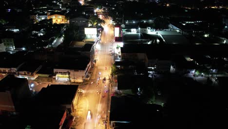 Hermoso-Hiperlapso-De-Luces-Nocturnas-De-La-Ciudad-En-El-Centro-A-Través-De-Una-Perspectiva-Aérea