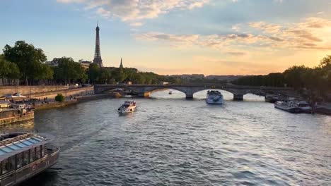 Barcos-Y-Barcos-Navegando-Por-El-Río-Sena-En-Francia,-Cerca-De-La-Torre-Eiffel.