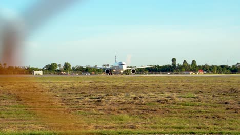 Toma-De-Seguimiento-Del-Aterrizaje-De-Un-Avión-En-La-Pista-Del-Aeropuerto-Internacional-De-Siem-Reap-En-FHD