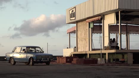 Antiguo-Café-Con-Gente-Dentro-Del-Malecón-De-La-Habana,-Cuba,-Pocos-Días-Después-Del-Ciclón-Irma