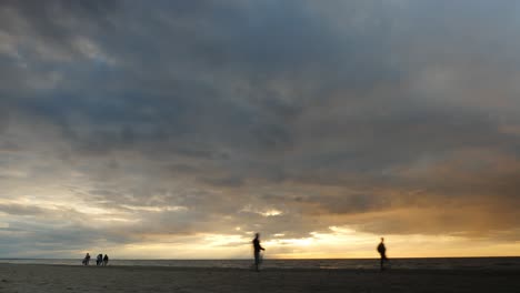 Zeitraffer-Am-Strand-Am-Abend-Mit-Bewölktem-Himmel