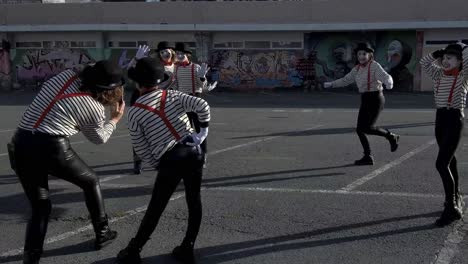 Alegres-Mimos-Actuando-Afuera-Para-El-Carnaval-En-Ordes,-España