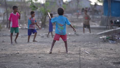 Jóvenes-Y-Campo-Al-Aire-Libre,-Niños-Felices-Jugando-Al-Fútbol-En-El-Parque-Urbano-De-La-Ciudad