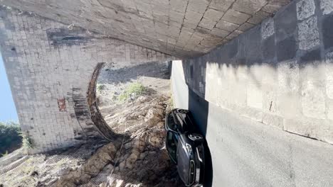 Zu-Fuß-Entlang-Der-Straße-Mit-Autos,-Die-Neben-Der-Altstadt-In-Dubrovnik-Fahren