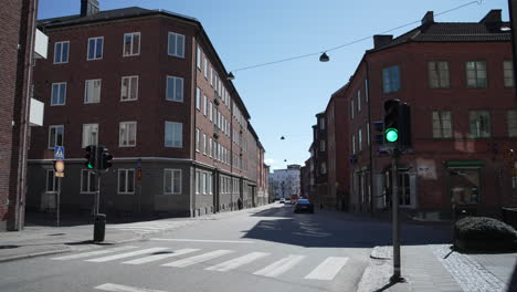 Zeitraffer-Des-Verkehrs-Auf-Der-Bankgatan-Im-Stadtzentrum-Von-Lund