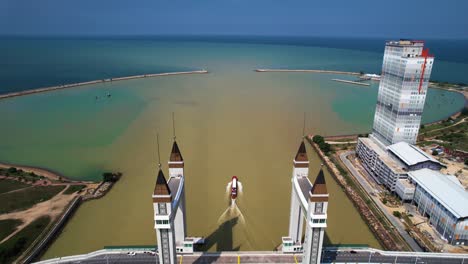 Drone-Seguir-Crucero-Por-El-Río-Pasando-Puente-Levadizo