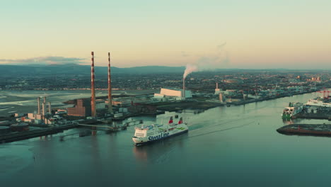 Vista-Aérea-Del-Barco-Stena-Line-Zarpa-Desde-El-Puerto-De-Dublín