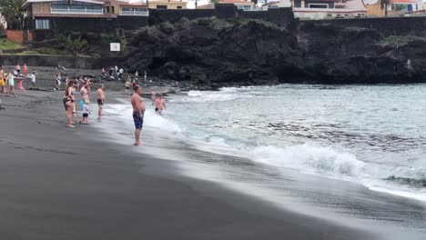 Der-Strand-Playa-La-Arena-Auf-Teneriffa-Ist-Voll-Mit-Touristen,-Die-Ihren-Tropischen-Urlaub-Genießen