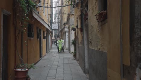 Zeitlupe-Eines-Straßenkehrers-In-Der-Stadt-Venedig,-Der-Durch-Eine-Leere-Straße-Läuft