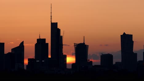 El-Gran-Sol-Solar-Se-Pone-Rápidamente-Detrás-Del-Horizonte-De-La-Moderna-Warszawa-Y-La-Noche-Ilumina-Las-Luces-Y-El-Neón.