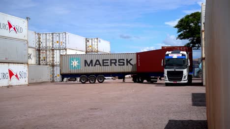 Auf-Transport-LKW-Geladene-Schiffscontainer-Verlassen-Das-Werftdepot