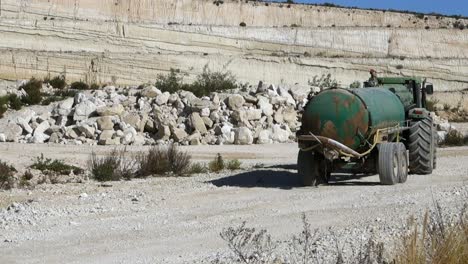 Tractor-John-Deere-Remolcando-Cisterna-Diesel-En-El-Sitio-De-Construcción-Cerca-De-Torrevieja,-España